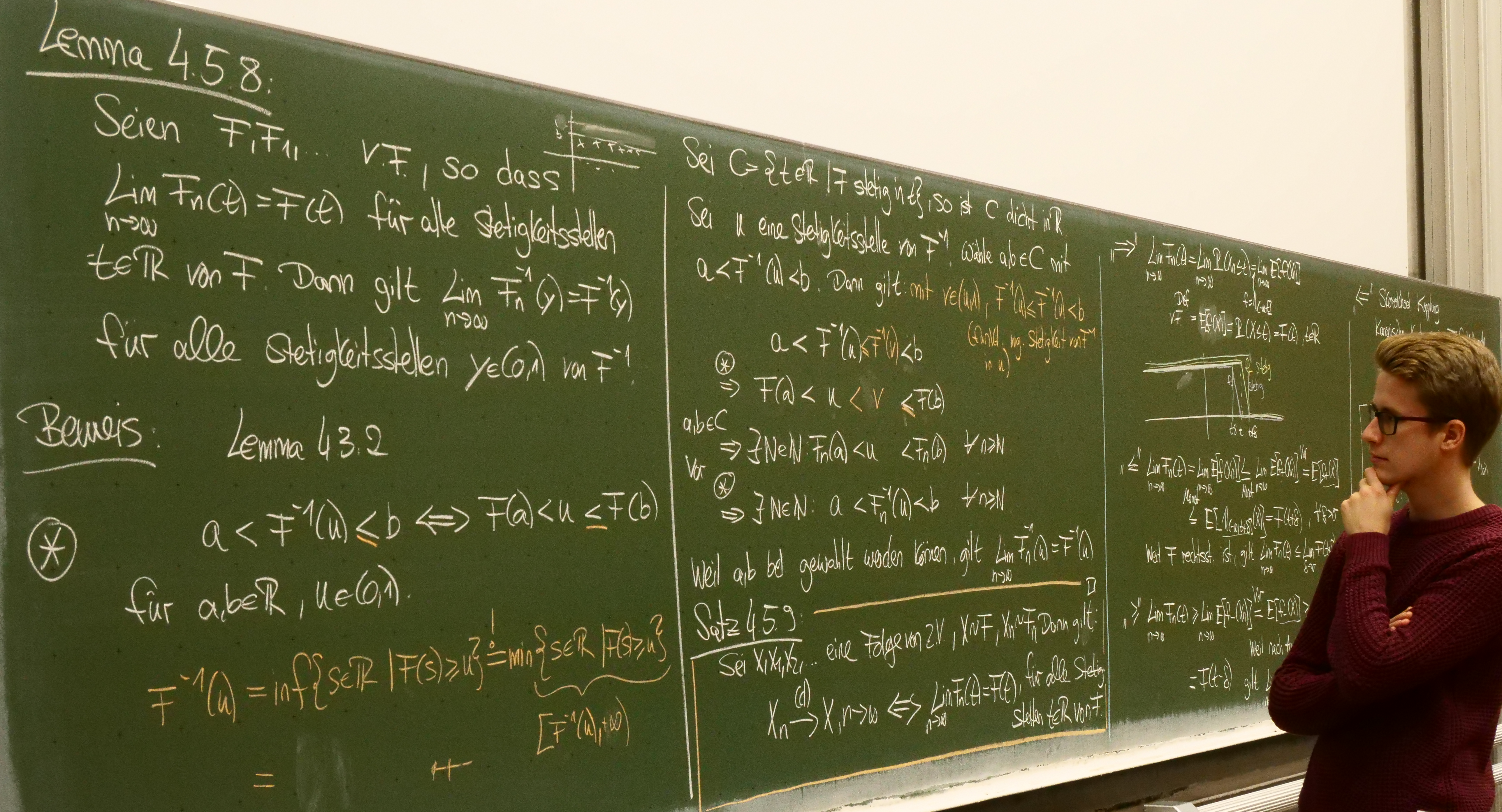 Ein Student steht in nachdenklicher Pose vor einer Tafel voller mathematischer Formel und Beweise.
