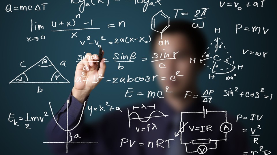 Formeln aus der Mathematik, Physik und Chemie im Vordergrund auf eine Glasscheibe in weißer Schrift, im Hintergrund ein Mann, der auf die Glasscheibe schreibt