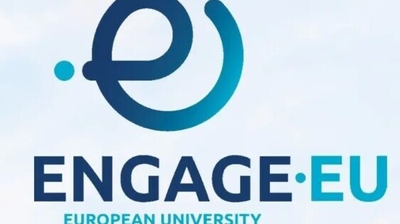 Logo: ENGAGE EU European University, hellblauer Hintergrund, blaue Schrift