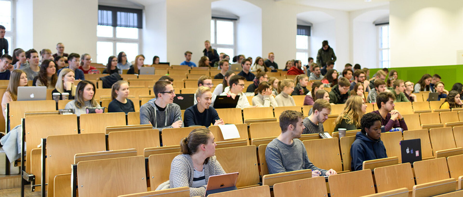 Studenten sitzend im Hörsaal