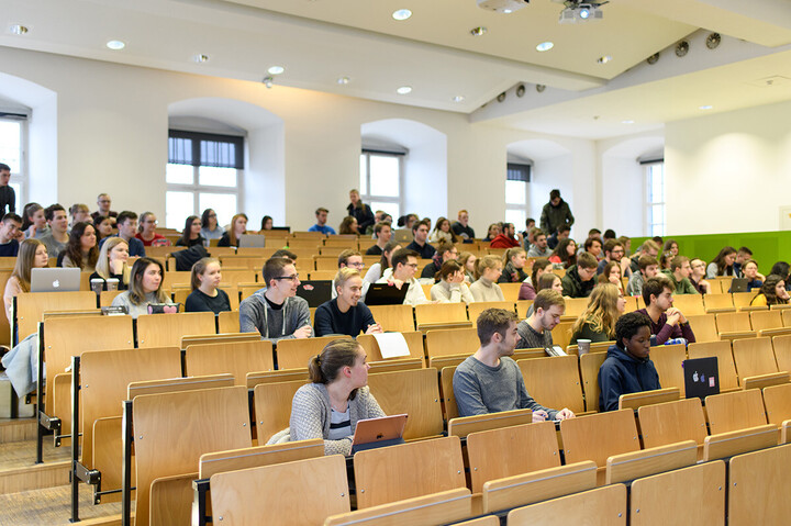 Studenten sitzend im Hörsaal