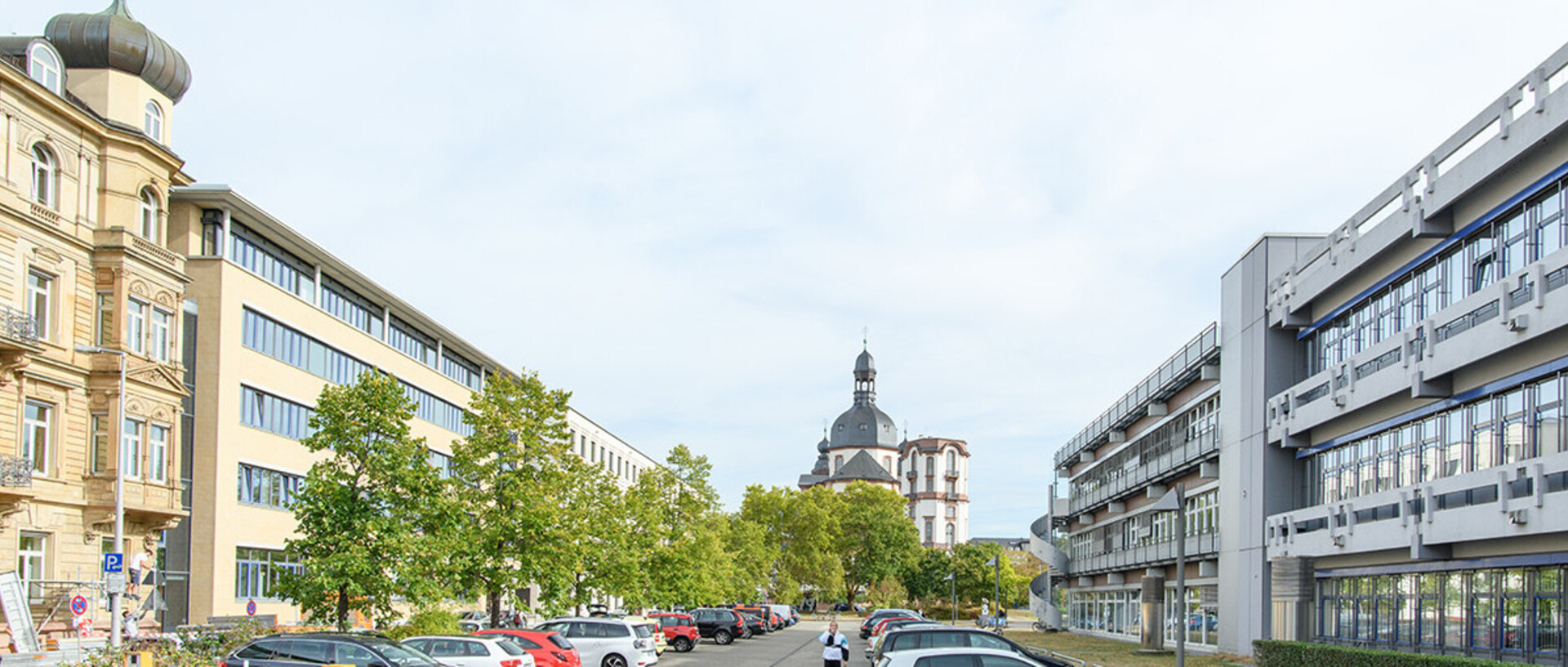 Parkplatz mit Autos zwiscen B6 und A5