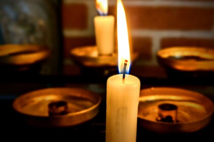 Eine angezündete Kerze