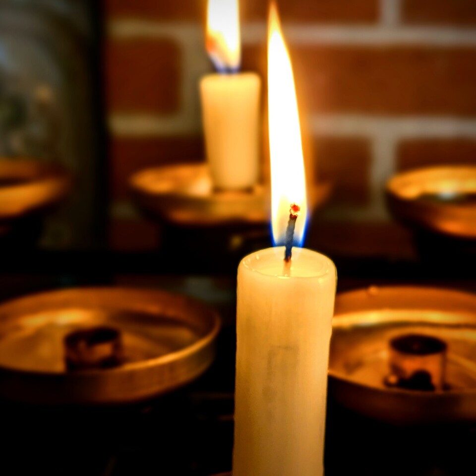 Zwei Kerzen leuchten