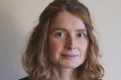 Blonde Frau mit schulterlangen, etwas welligen Haaren