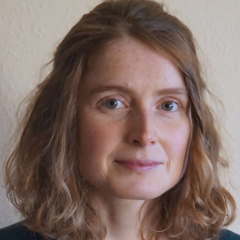 Blonde Frau mit schulterlangen, etwas welligen Haaren