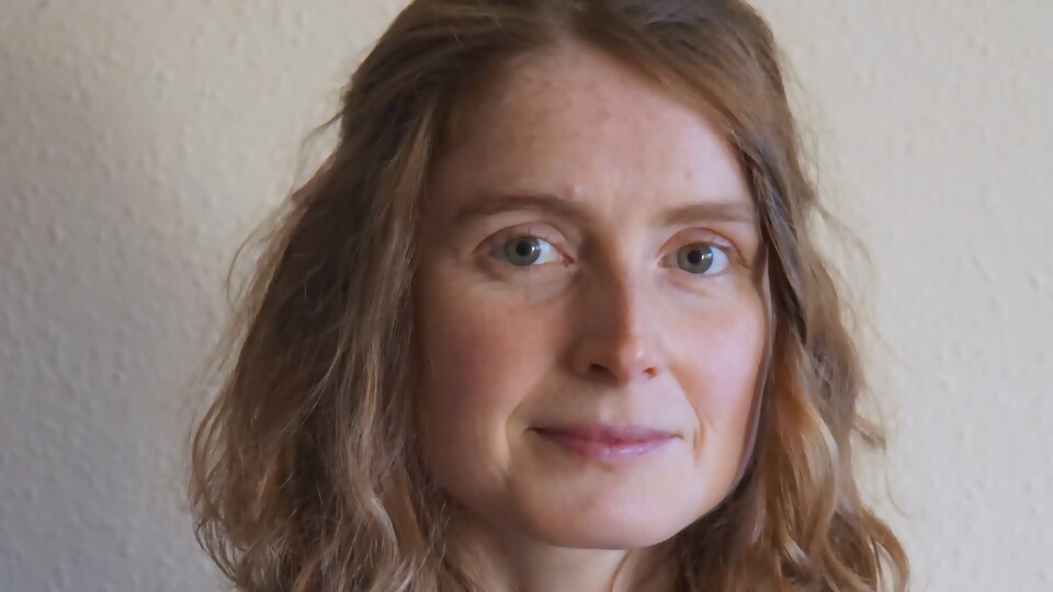 Blonde Frau mit schulterlangen, etwas welligen Haaren