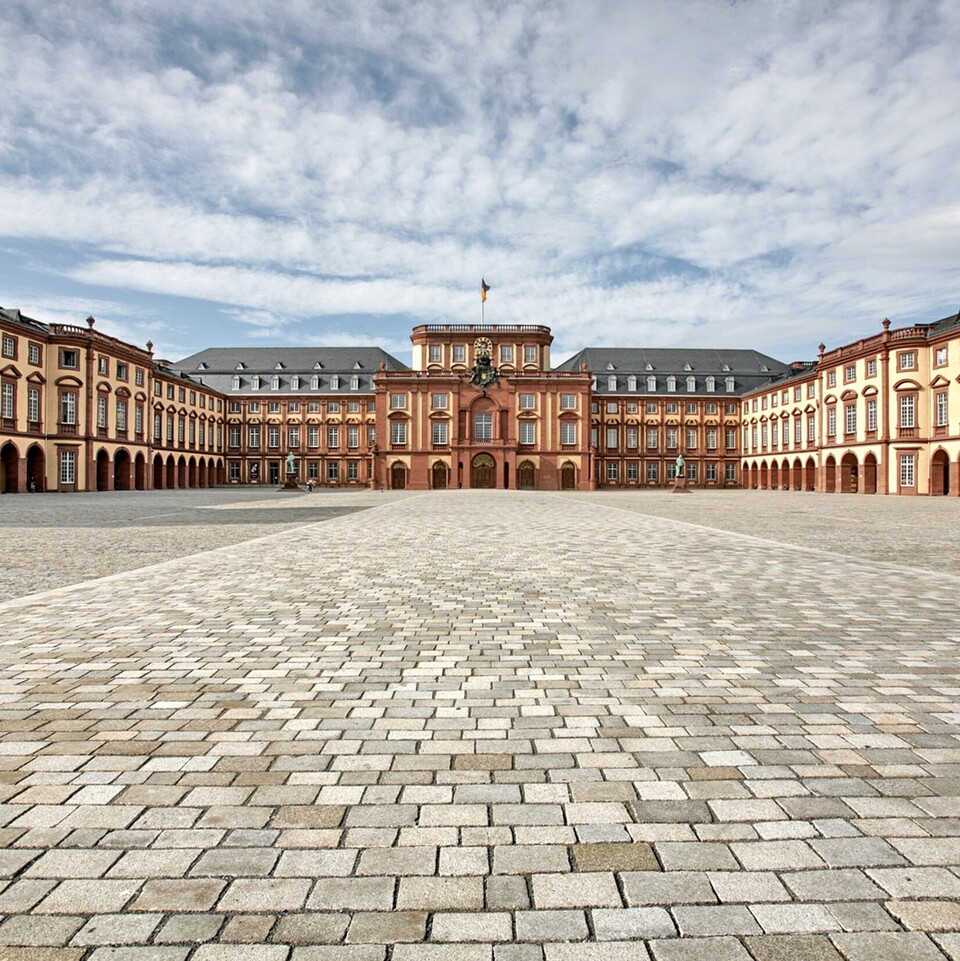Das Mannheimer Schloss und der mit Kopfsteinpflastern belegte Ehrenhof